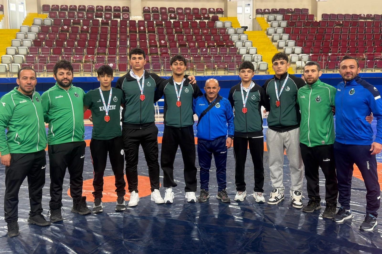 Konya Karatay'ın U17 g&uuml;reş&ccedil;ileri şampiyonluk yolunda