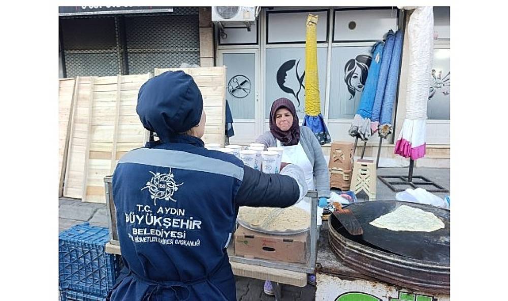 Başkan &Ccedil;er&ccedil;ioğlu'ndan Vatandaşlara ve Pazarcı Esnafına Sıcak İkram