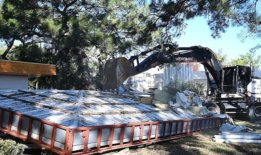 Kemer'de ka&ccedil;ak yapıların yıkımı s&uuml;r&uuml;yor 