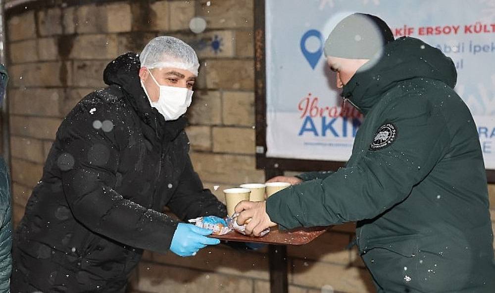 Bayrampaşa Belediyesi'nden sıcak &ccedil;orba ikramı