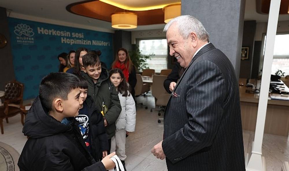 Badırgalı &ccedil;ocuklar el emeklerini Başkan Şadi &Ouml;zdemir'e hediye etti