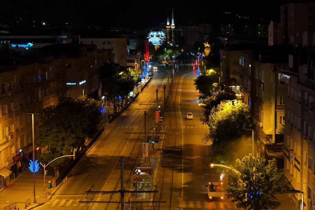 Kayseri B&uuml;y&uuml;kşehir'de gece mesaisi