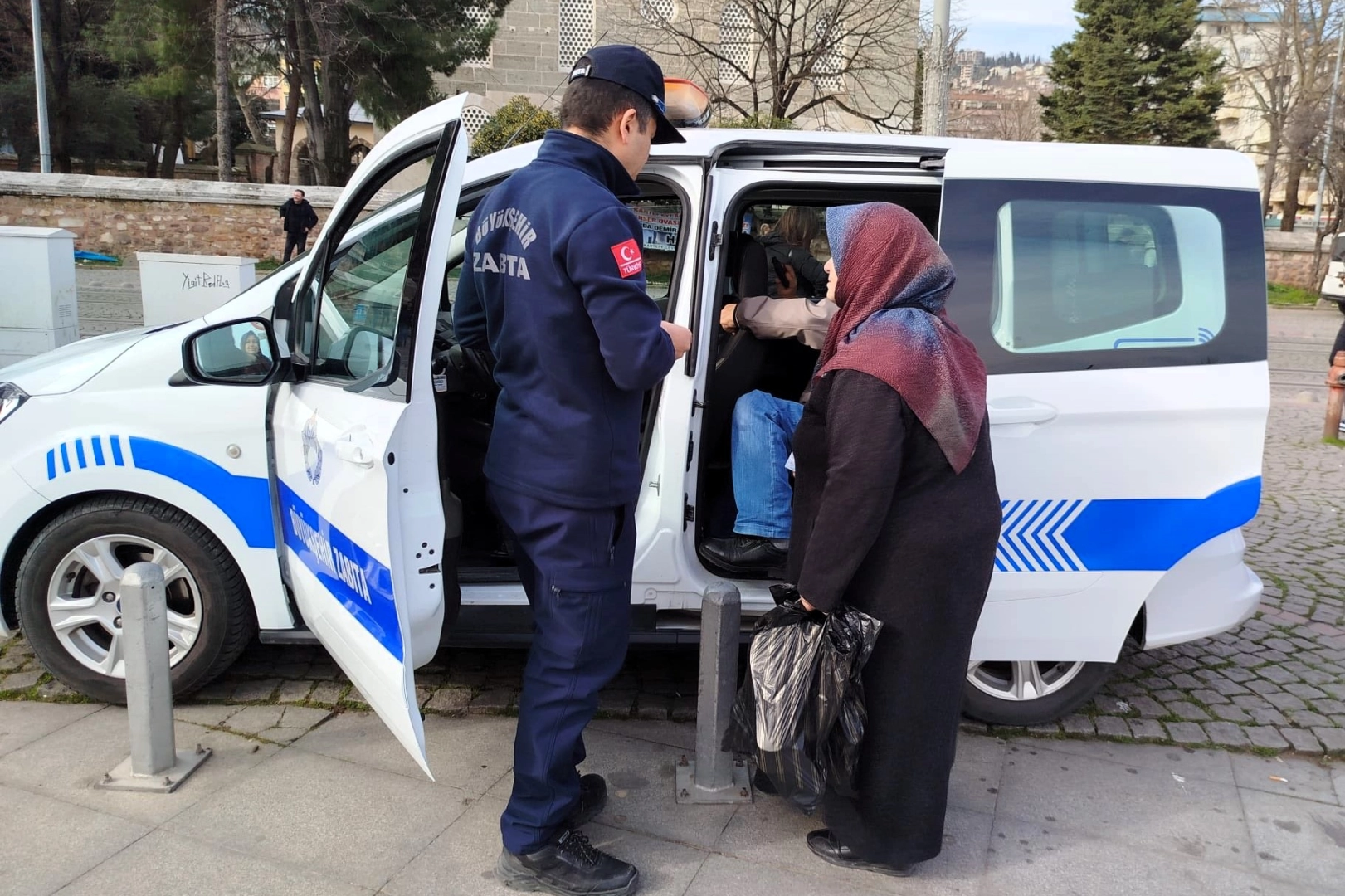 Kocaeli Zabıtası&rsquo;ndan &ouml;rnek duyarlılık