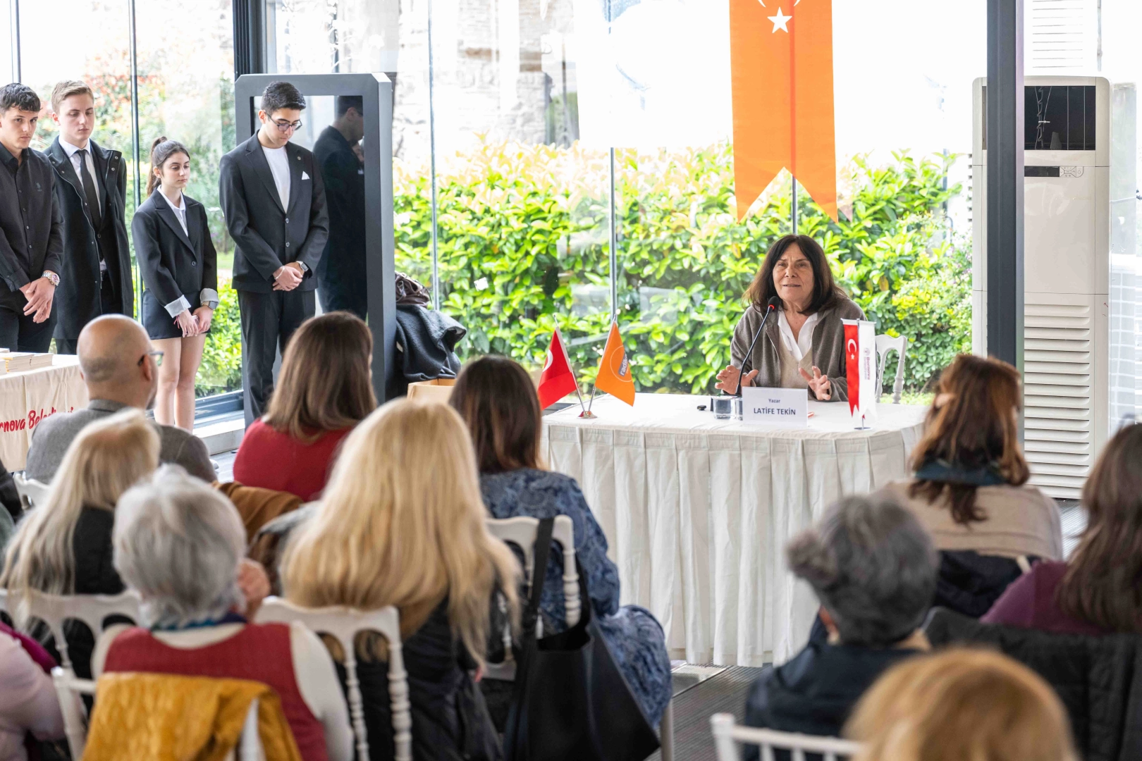 Latife Tekin Bornova&rsquo;da gen&ccedil;lerle buluştu