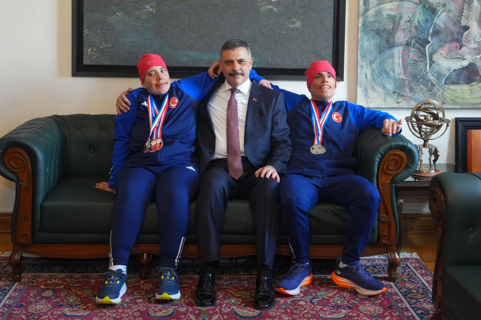 Bakan &Ccedil;ift&ccedil;i otizmli sporcuların d&uuml;nya başarısını kutladı