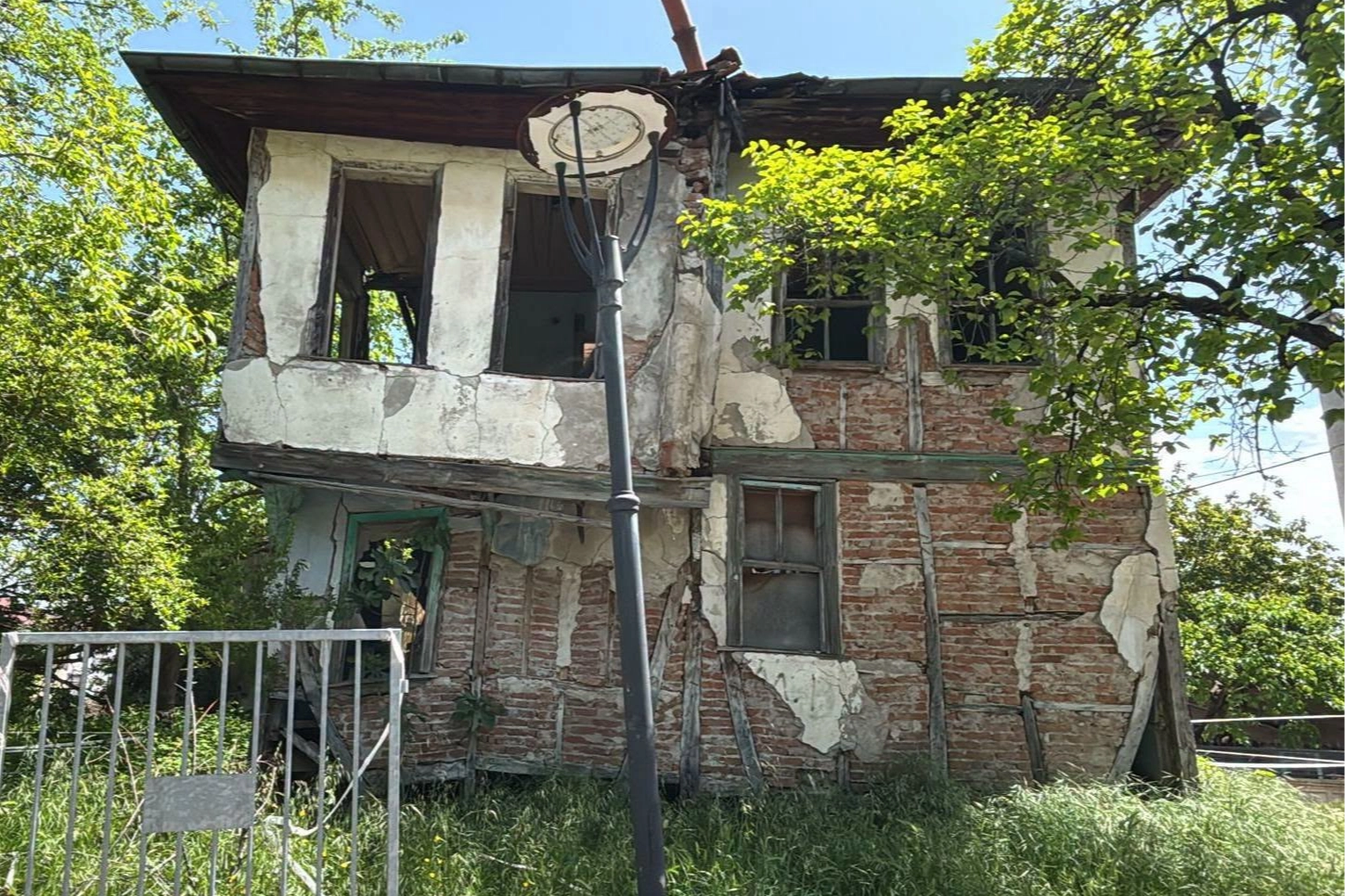 G&ouml;lc&uuml;k'te riskli metruklarda yıkıma devam