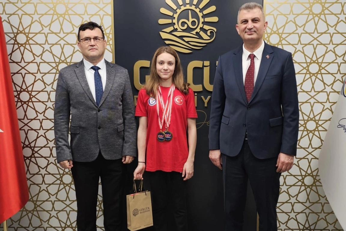 G&ouml;lc&uuml;kl&uuml; şampiyon milli y&uuml;z&uuml;c&uuml;den Başkan Sezer'e ziyaret