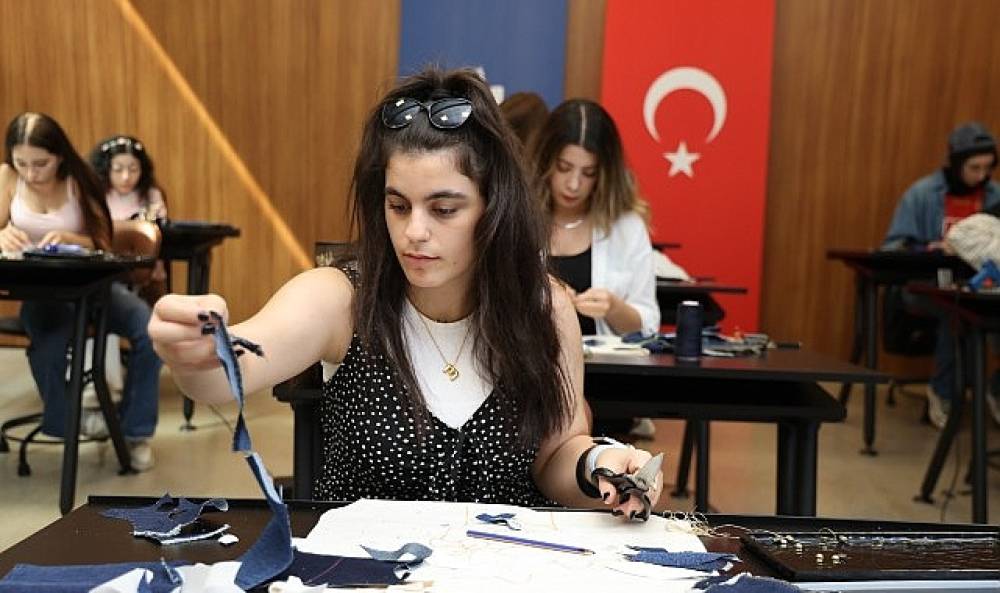 Moda Akademisi'nde hayal g&uuml;c&uuml; kumaşla buluşuyor