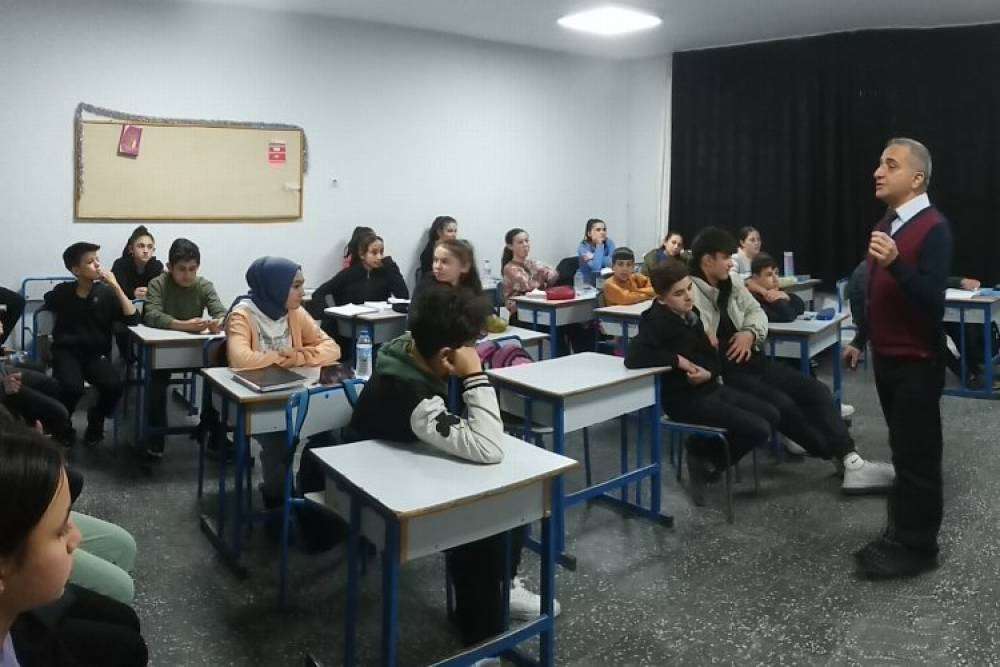 Manisa'da &ouml;ğrencilere test &ccedil;&ouml;zme teknikleri anlatıldı
