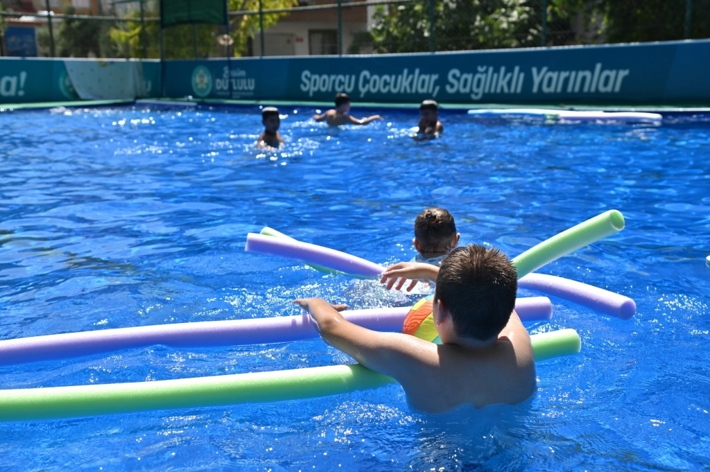 Manisa&rsquo;da &ccedil;ocuklar hem serinleyecek hem y&uuml;zme &ouml;ğrenecek
