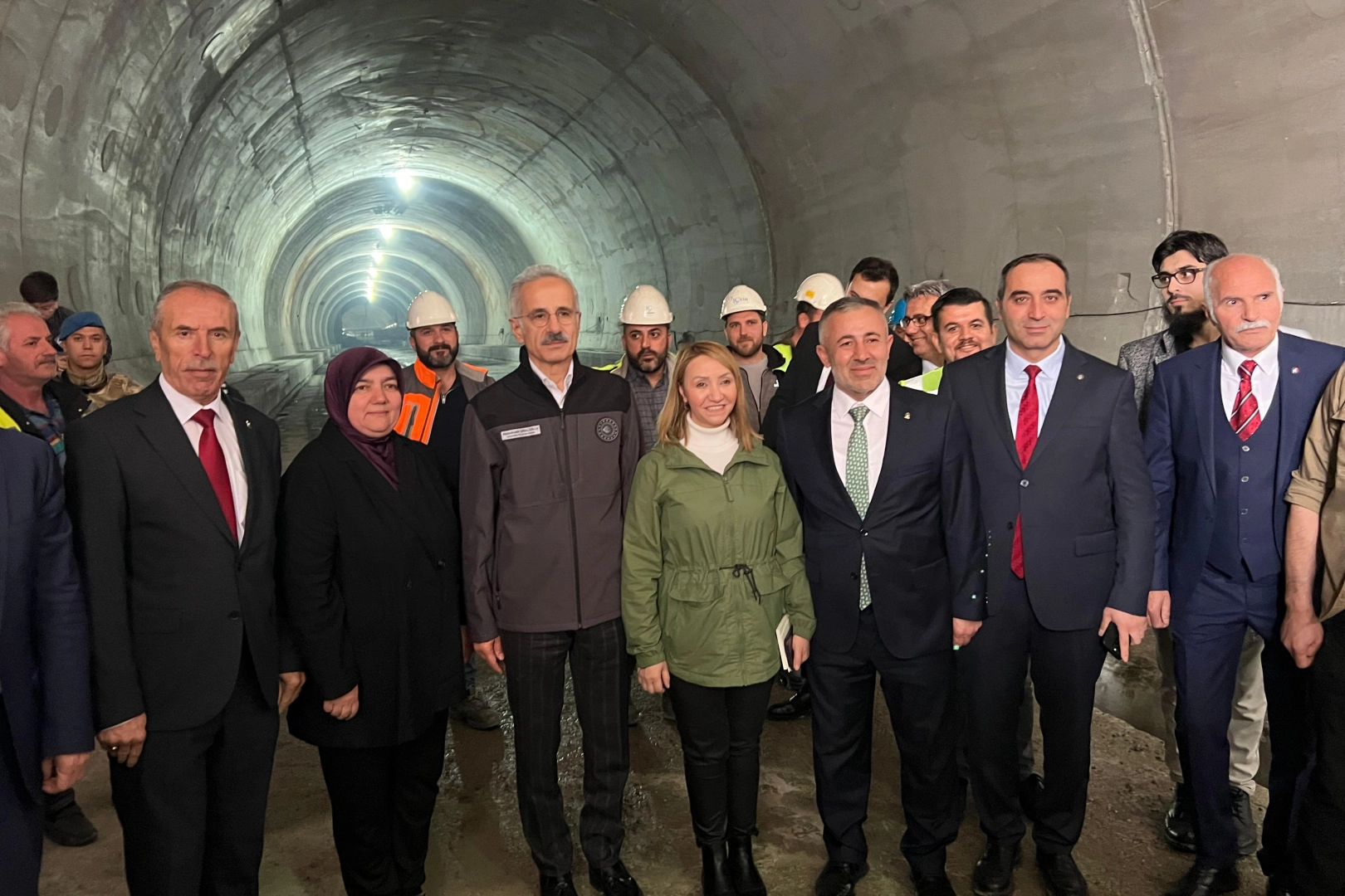 Bakan Uraloğlu'nda T26 t&uuml;neli sahasında kritik inceleme