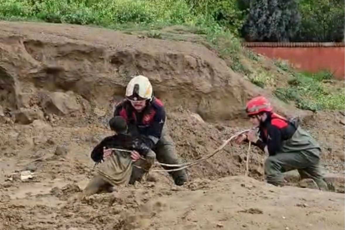 İzmir Torbalı'da &ccedil;amura saplanan iki &ccedil;ocuğu itfaiye kurtardı