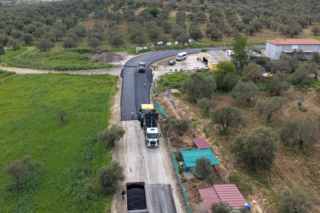Balıkesir'de yol &ccedil;alışmalarına devam ediyor