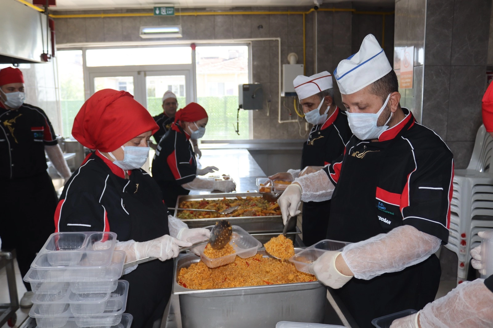 İzmit'te sıcak yemek desteğiyle dayanışma b&uuml;y&uuml;yor
