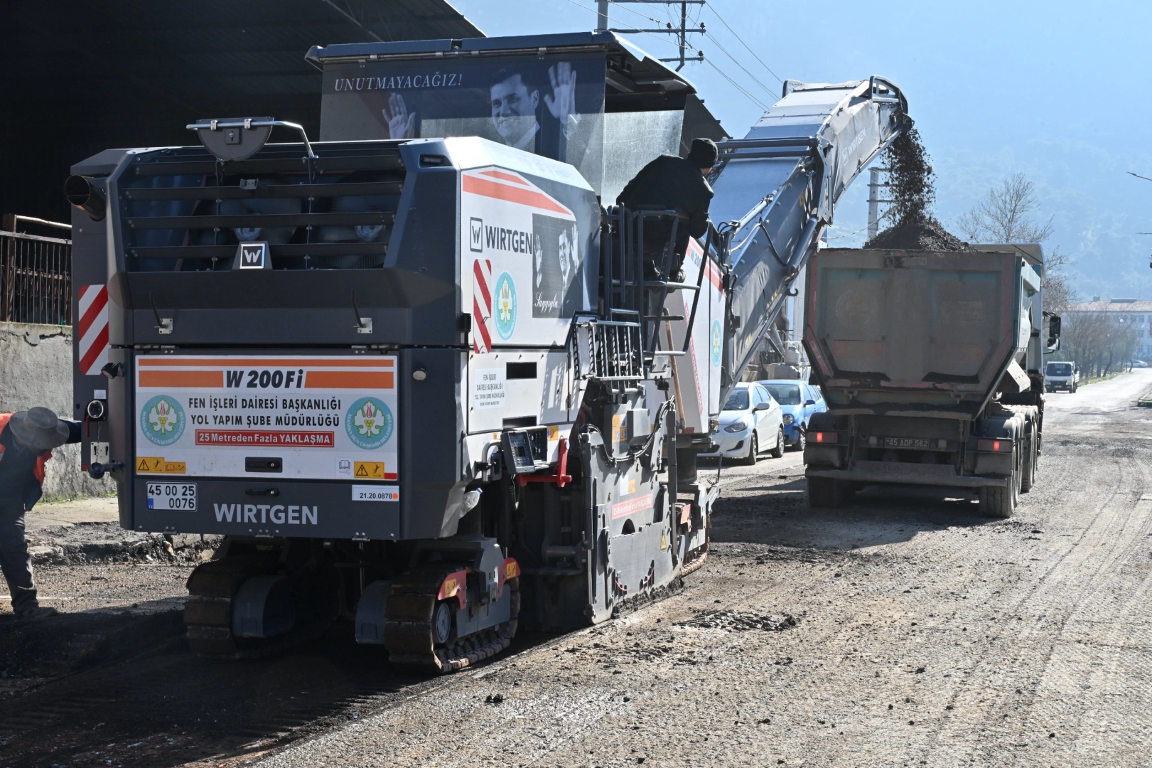 Manisa B&uuml;y&uuml;kşehir kendi asfaltını kullanmaya başladı
