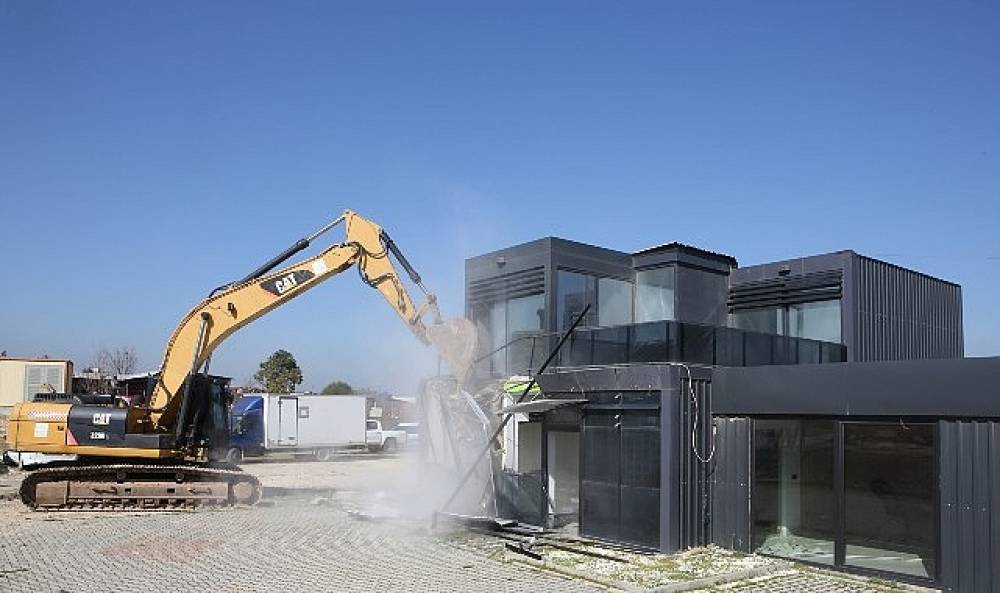 Nil&uuml;fer'de ka&ccedil;ak yapılar yıkıldı