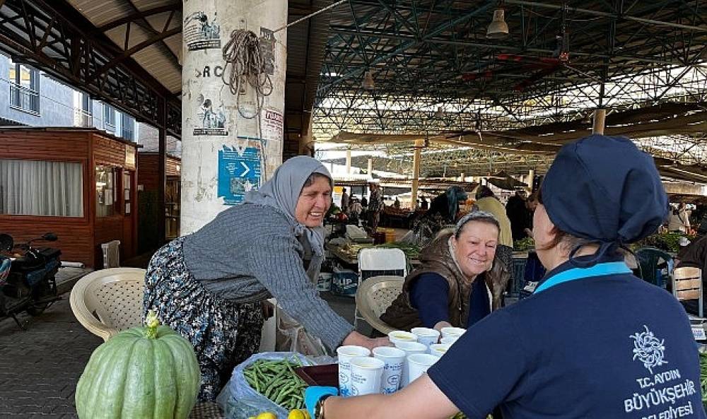 Başkan &Ccedil;er&ccedil;ioğlu'nun İ&ccedil;leri Isıtan İkramı Bu Yıl da Vatandaşlar ve Pazarcı Esnaflarıyla Buluşuyor