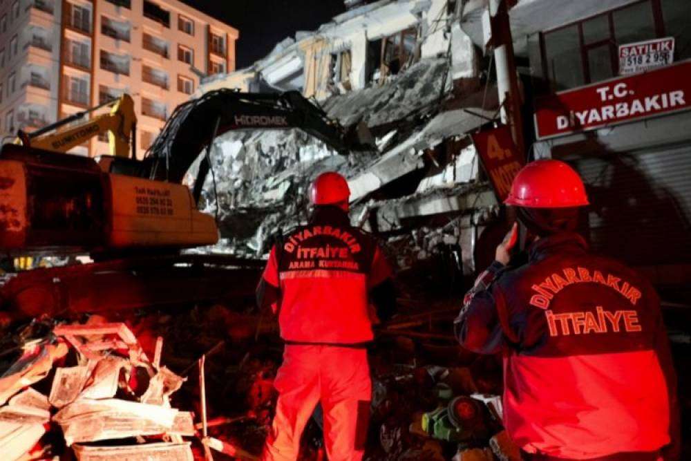 Diyarbakır itfaiyesi zorlu g&ouml;revlerin &uuml;stesinden geldi