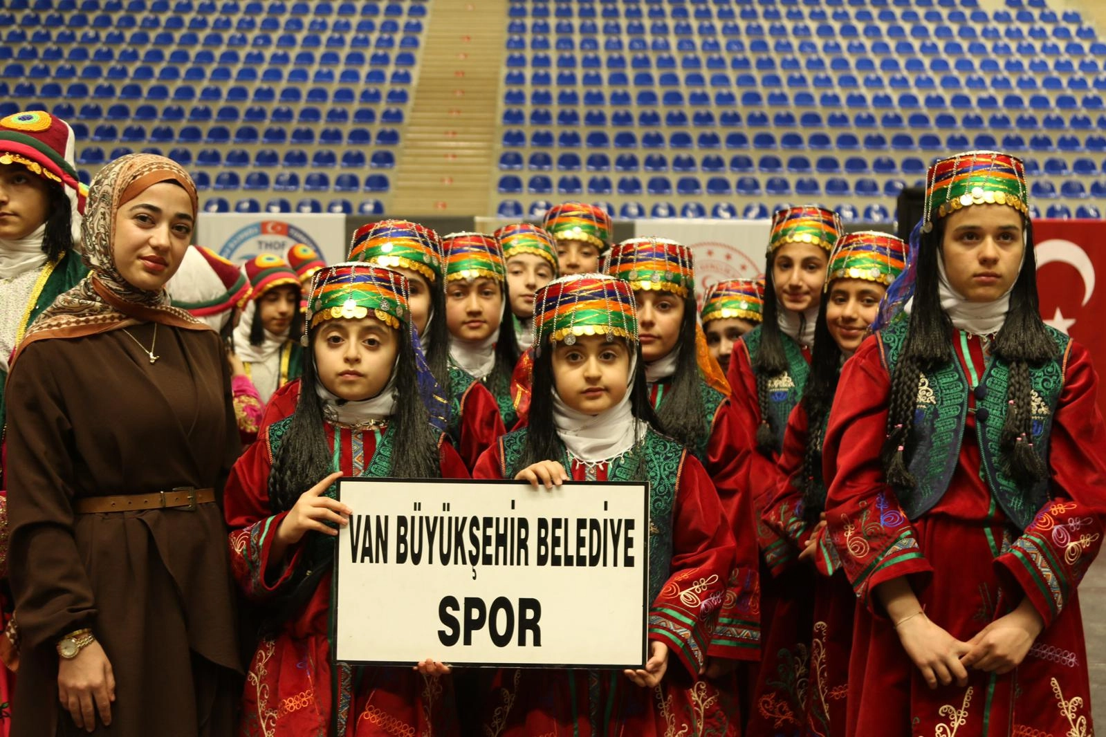 Van B&uuml;y&uuml;kşehir halk oyunlarında şampiyon