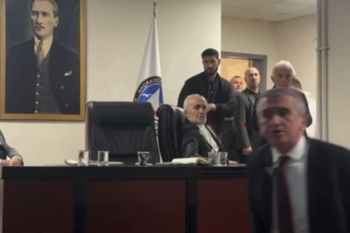D&uuml;zce Ak&ccedil;akoca'da Belediye Başkanı hırsını basın mensuplarından aldı!