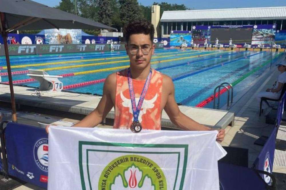 Manisalı y&uuml;z&uuml;c&uuml;ler Edirne'den dereceyle d&ouml;nd&uuml;