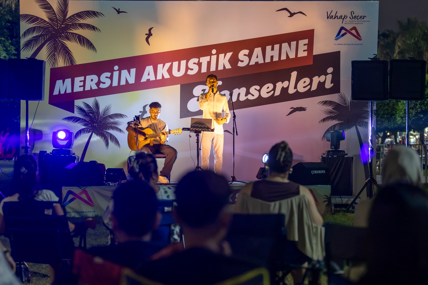 Akustik sahne yaz akşamlarına ritim katıyor