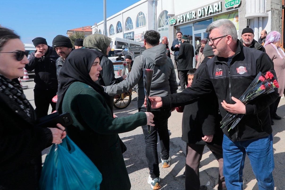 Nevşehir Belediyesi kadınlara binlerce &ccedil;i&ccedil;ek dağıttı
