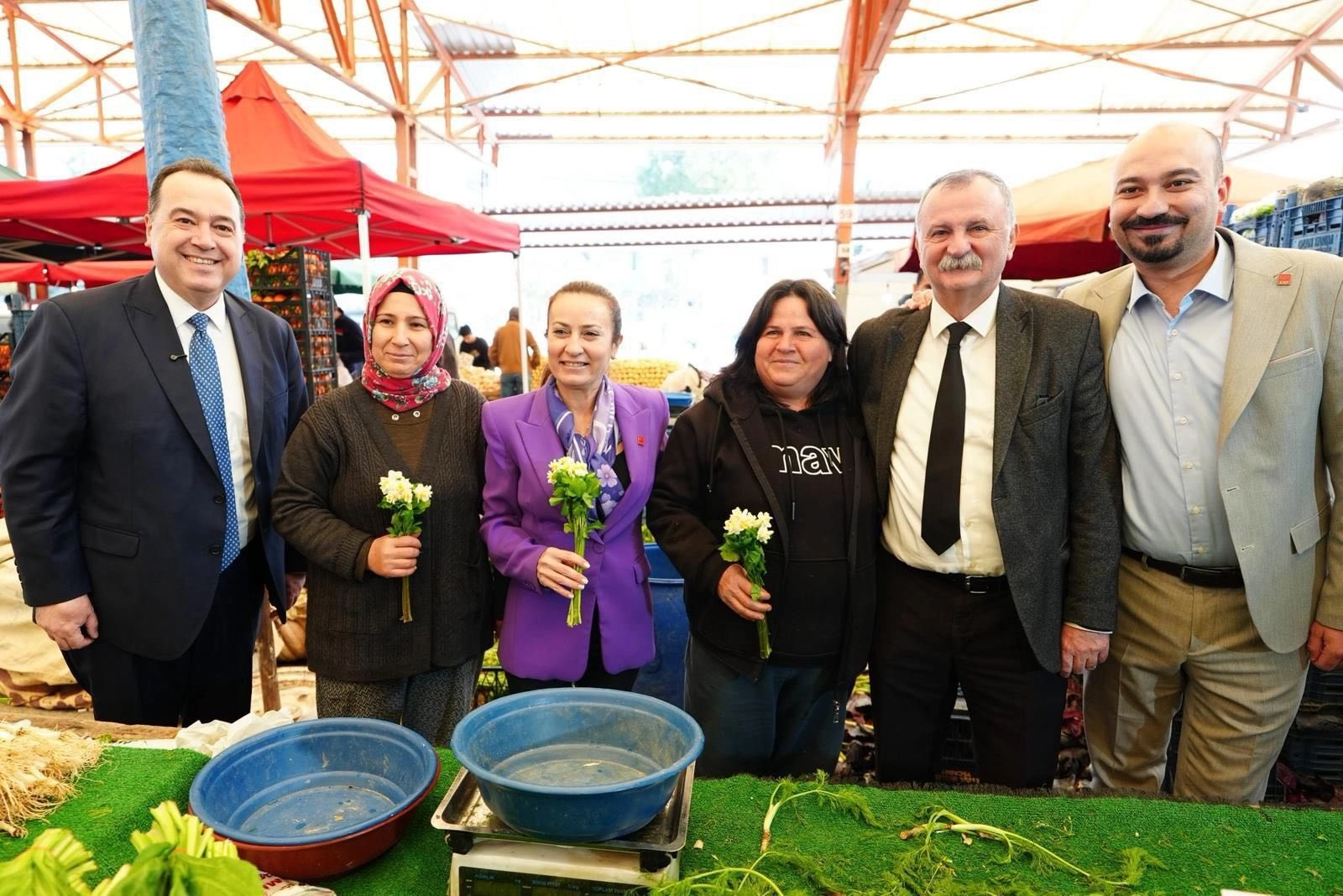 Manisa&rsquo;da 8 Mart&rsquo;ta kadınlara &ccedil;i&ccedil;ek s&uuml;rprizi