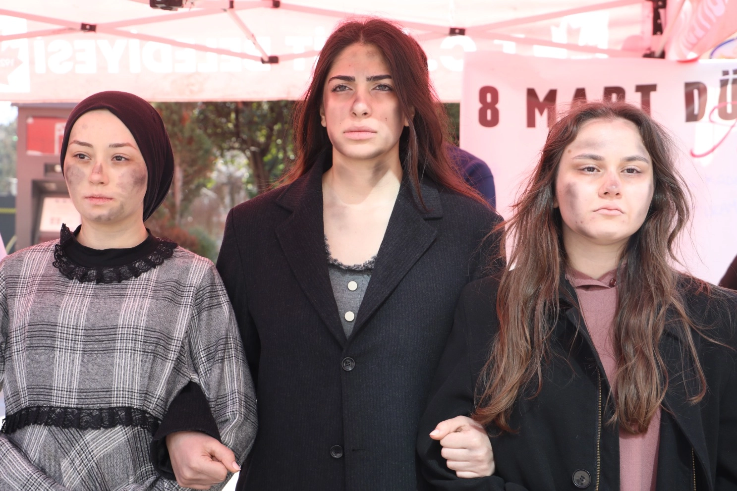 Kocaeli İzmit'te &lsquo;Bi D&uuml;nya Kadın&rsquo; canlı heykel sergisi