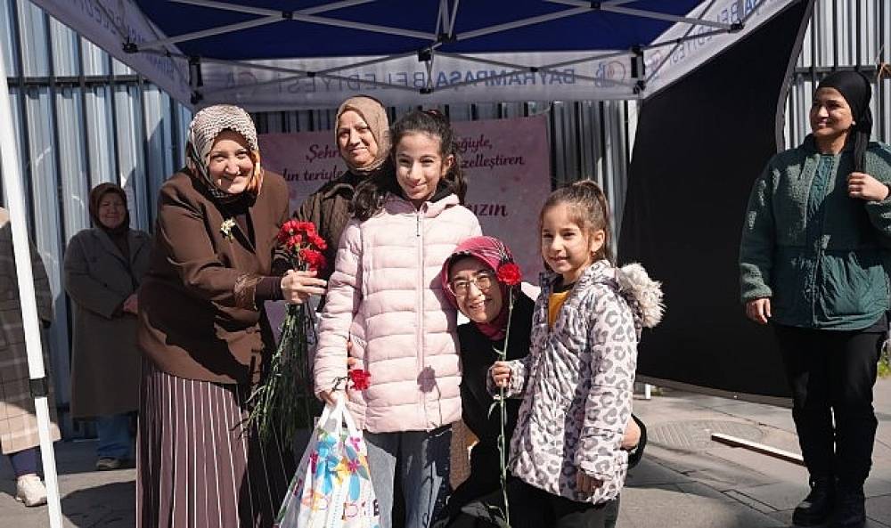 Bayrampaşa'da 8 Mart'ta kadınlara karanfil dağıtıldı