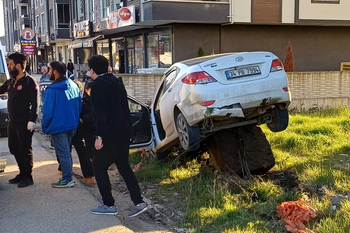 D&uuml;zce&rsquo;de kontrolden &ccedil;ıkan otomobil kayaya &ccedil;arptı: 2 yaralı!