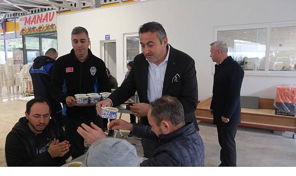 Başkan Topaloğlu'ndan pazar esnafına &ccedil;orba ikramı