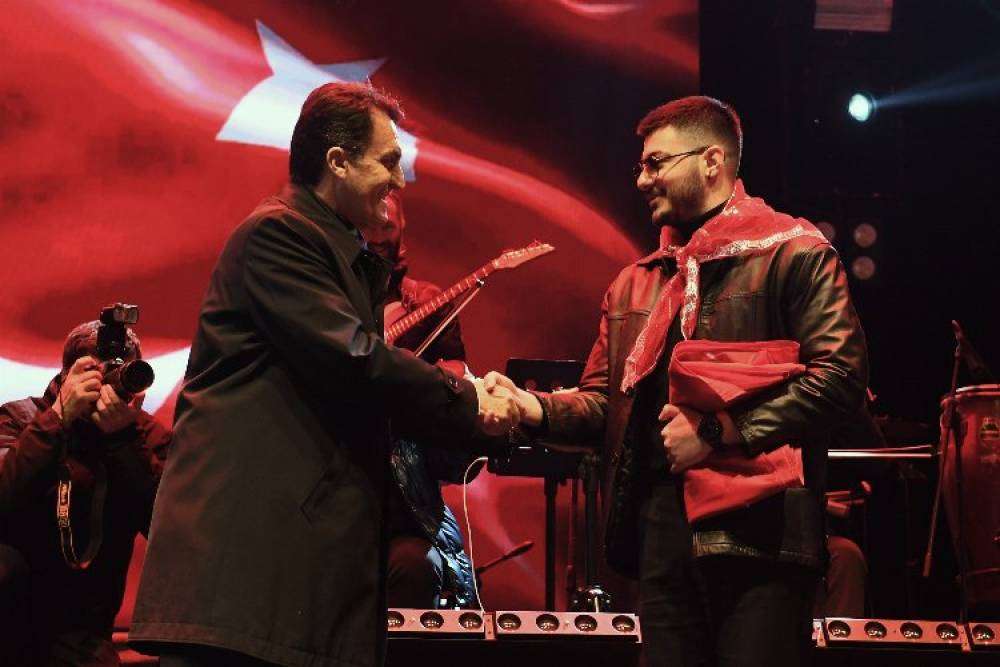 Osmangazi Meydanı'nda Semicenk r&uuml;zgarı