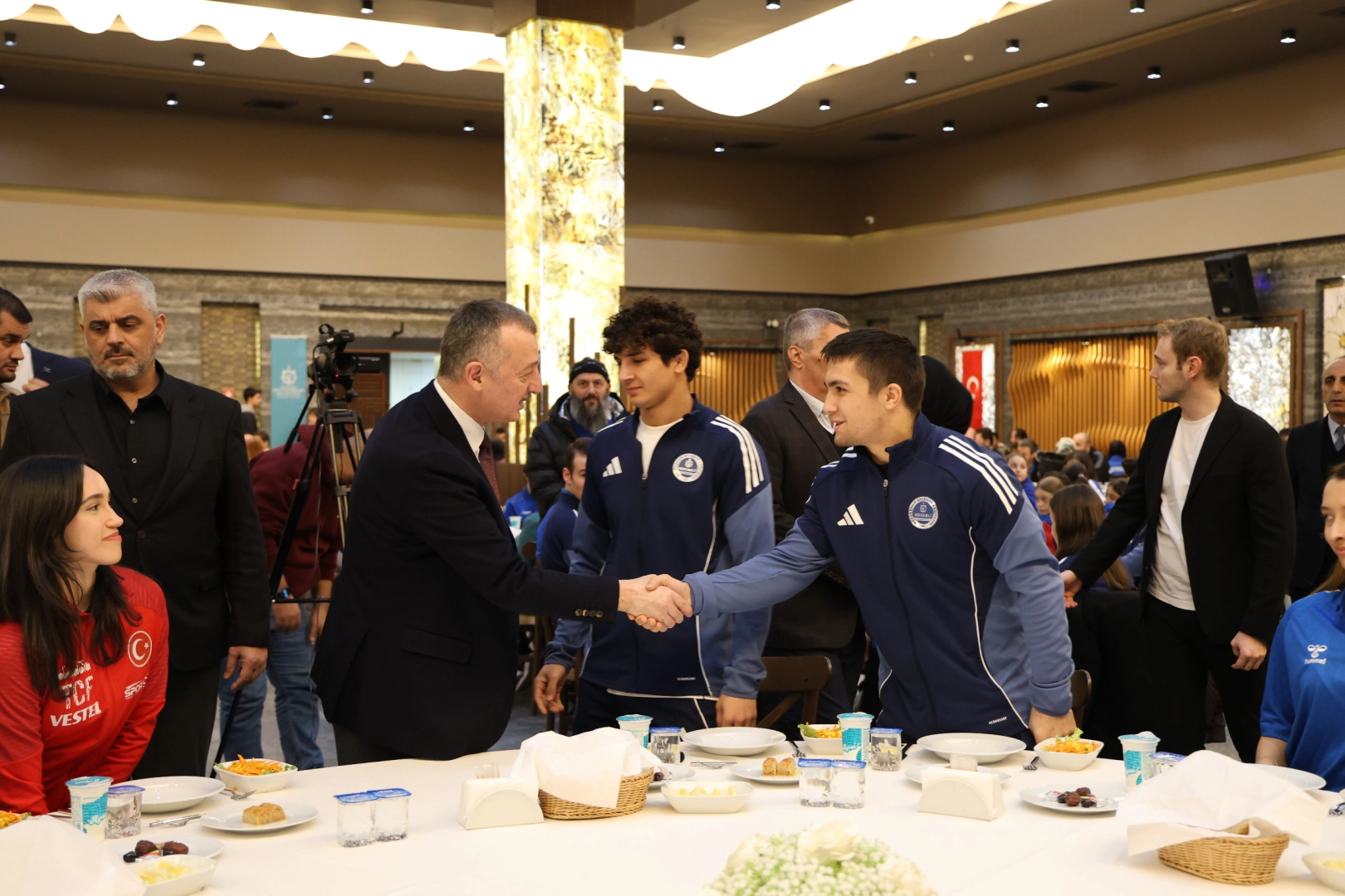 Kocaeli'de Başkan B&uuml;y&uuml;kakın başarılı sporcularla iftar yaptı