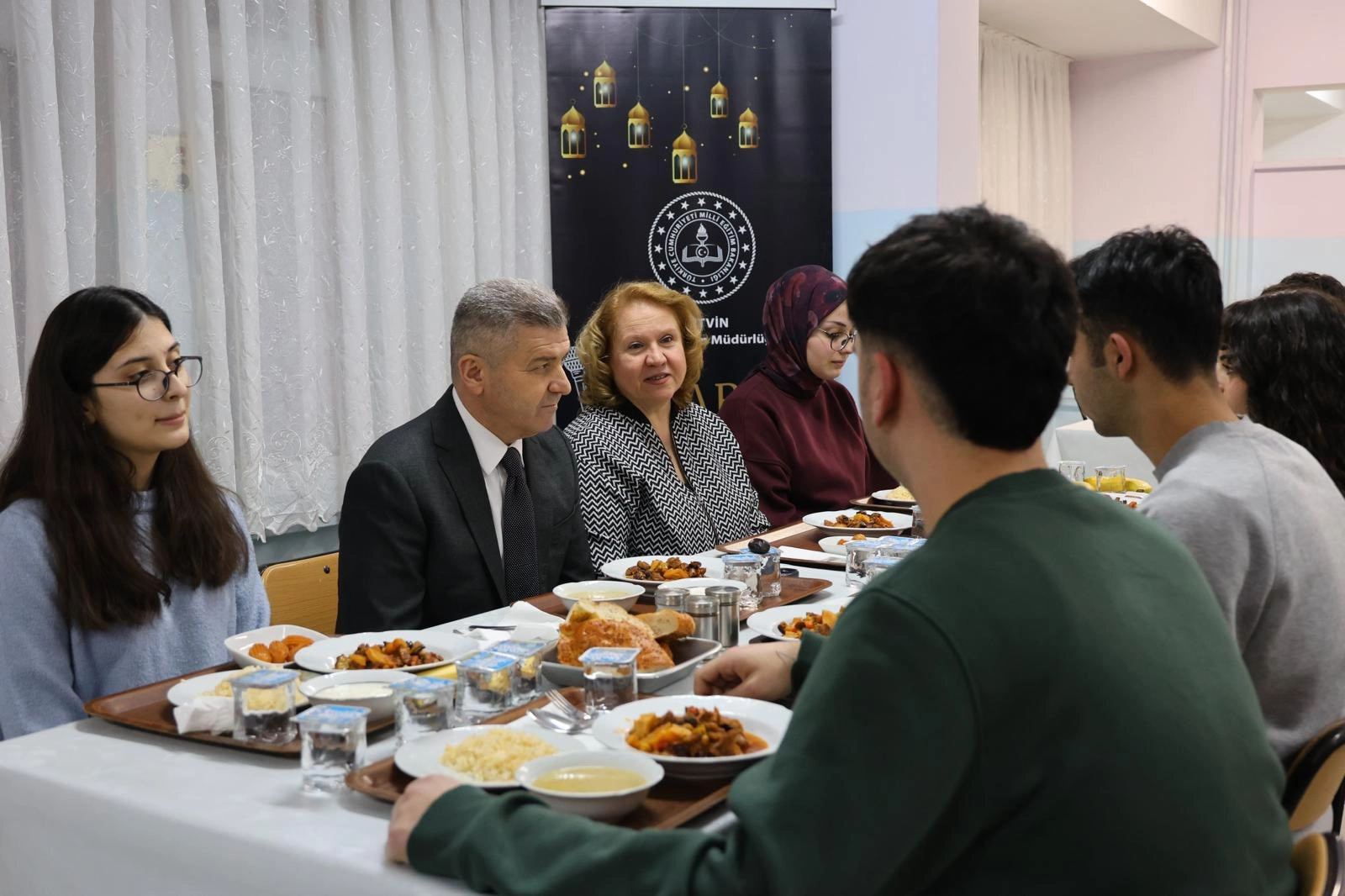Artvin Valisi Erg&uuml;n, lise &ouml;ğrencileriyle iftarda buluştu