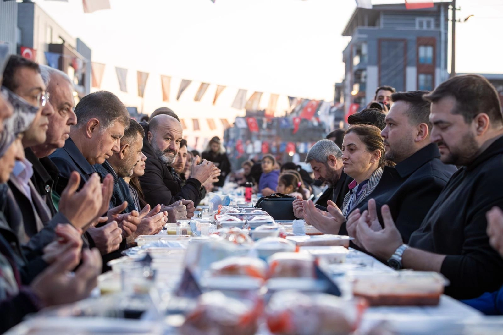 İzmir &Ccedil;amdibi&rsquo;nde binlerce kişilik iftar sofrası&nbsp;