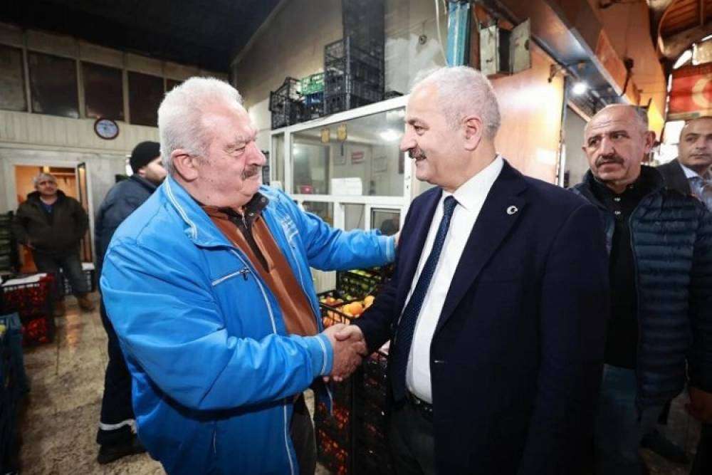 Zinnur B&uuml;y&uuml;kg&ouml;z hal esnafına konuk oldu