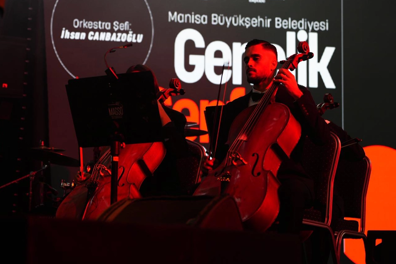 Gen&ccedil;lik Senfoni Orkestrası Manisa&rsquo;da ilk konserini verdi