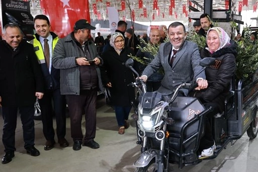 Denizli'de Honazlı &uuml;reticiye 4 bin 236 zeytin fidanı