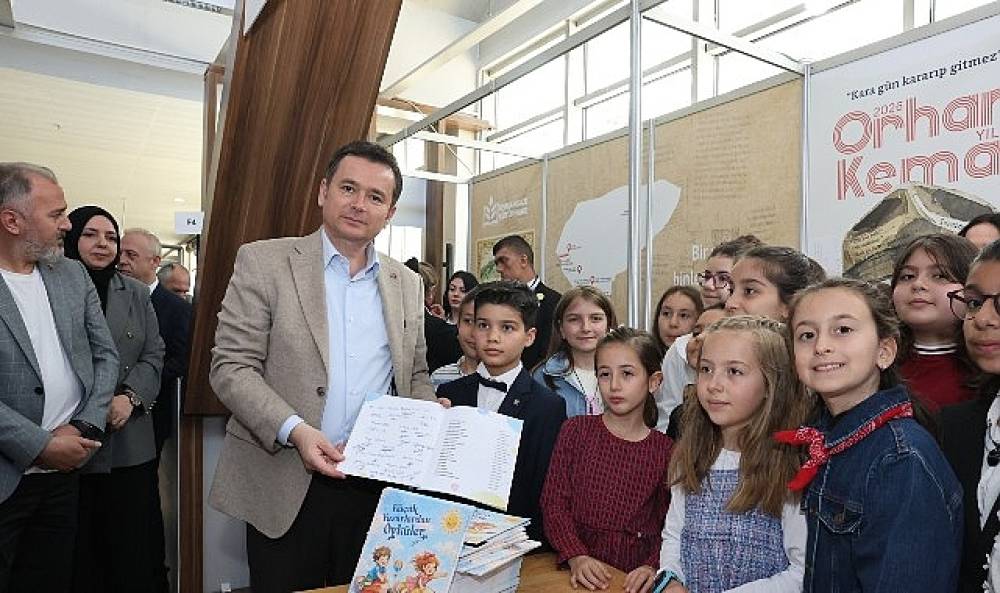Başkan Erkan Aydın Bursa 23. Kitap Fuarı'nda &Ccedil;ocuk Yazarlarla Buluştu