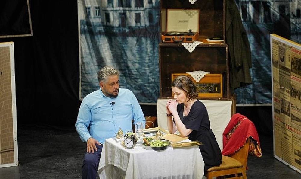 Ayvalık'ta Duygu Dolu Tiyatro Akşamı 