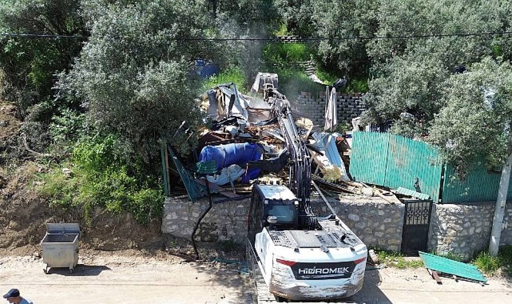 İznik'te Yıkımlar Devam Ediyor   