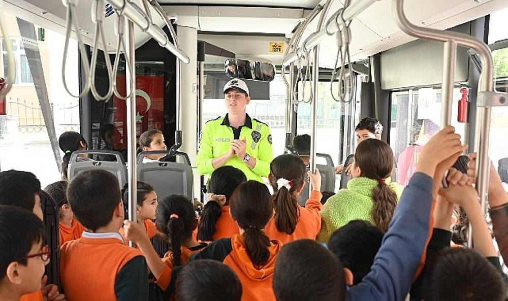 Konya'daki &Ouml;ğrenciler &ldquo;Nezaket Otob&uuml;s&uuml;" ile Trafikte G&ouml;rg&uuml; Kurallarını &Ouml;ğreniyor