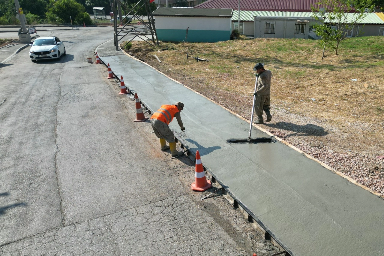 Kocaeli İzmit&rsquo;te G&uuml;ndoğdu Mahallesi&rsquo;ne yeni beton kaldırım