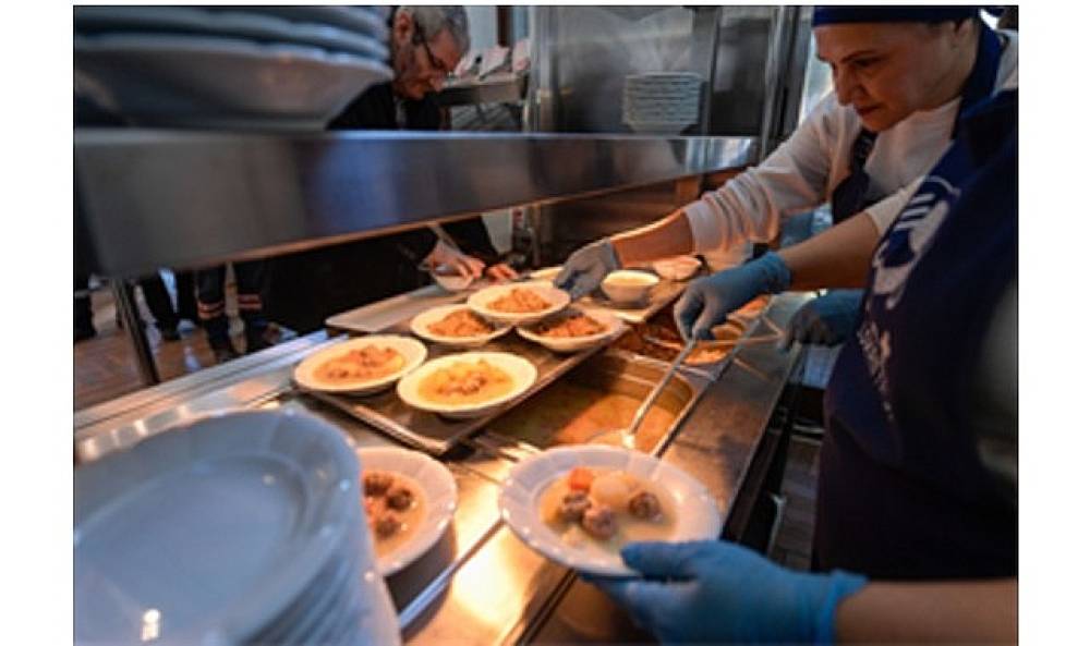 İzmir'de bir tabak yemekle hayatlar ısınıyor