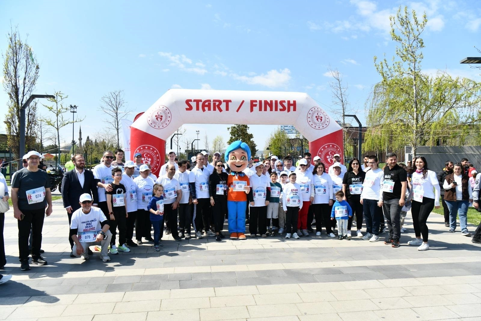 Balıkesir&rsquo;de otizm farkındalığı i&ccedil;in koşuldu