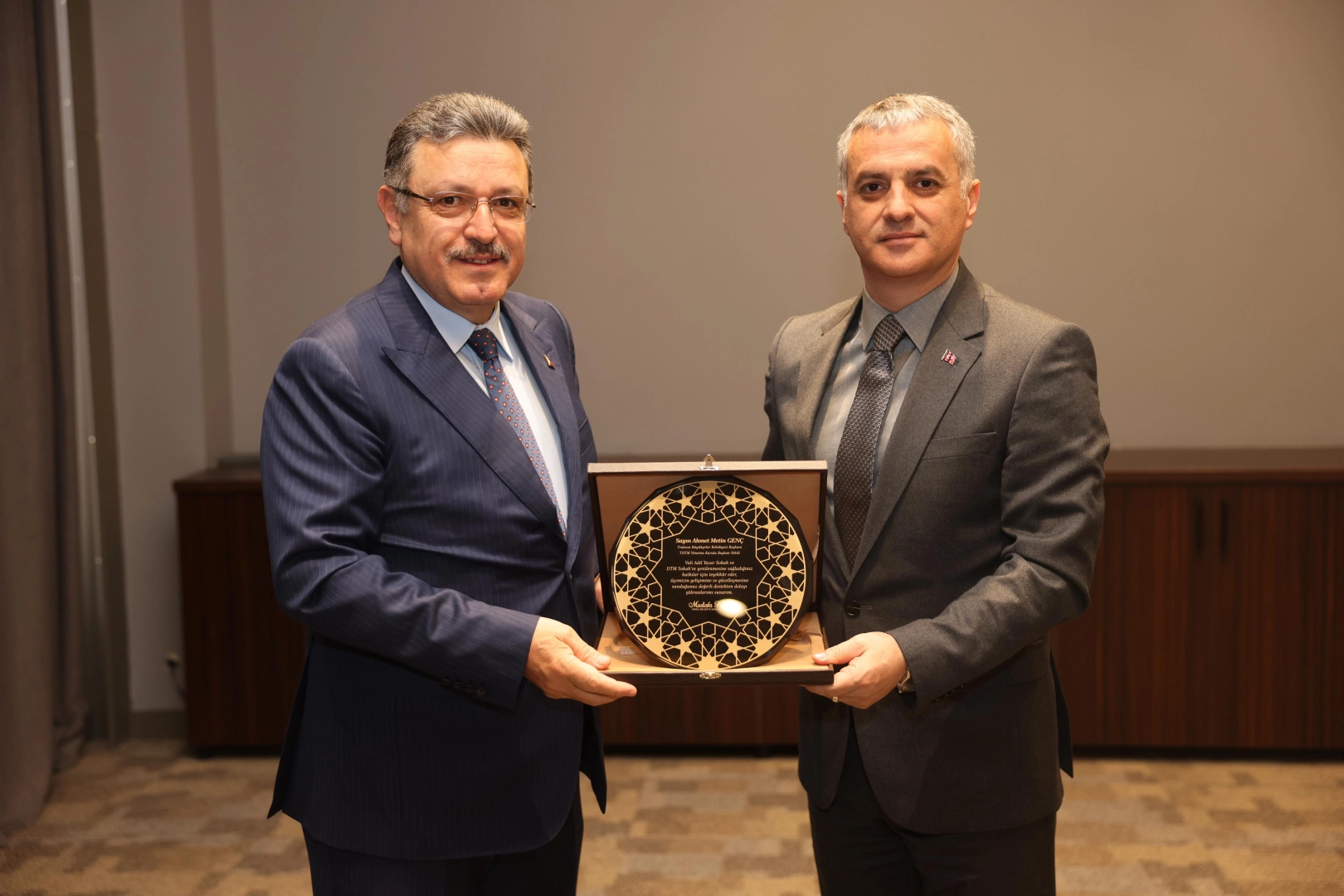 Trabzon'da Başkan Gen&ccedil;&rsquo;e Yomra&rsquo;dan teşekk&uuml;r plaketi
