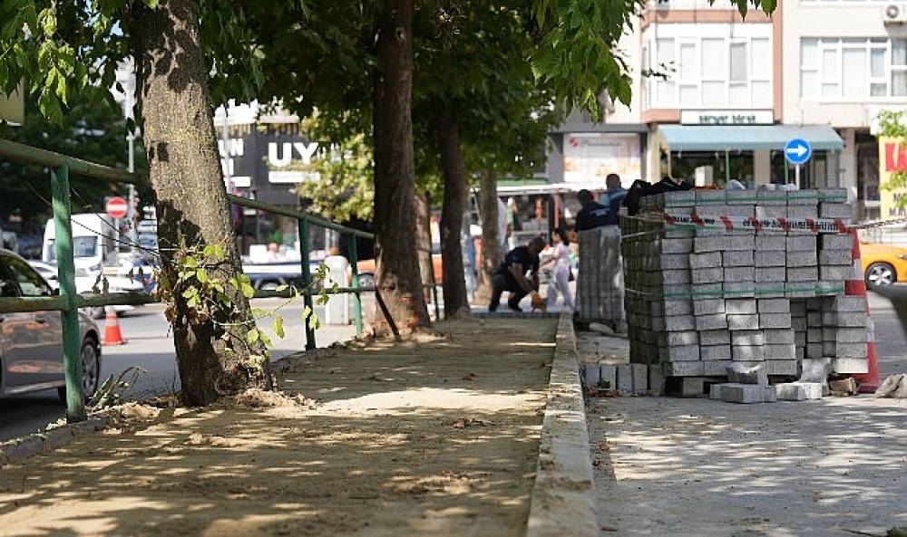Maltepe'de kaldırım d&uuml;zenleme &ccedil;alışmaları s&uuml;r&uuml;yor