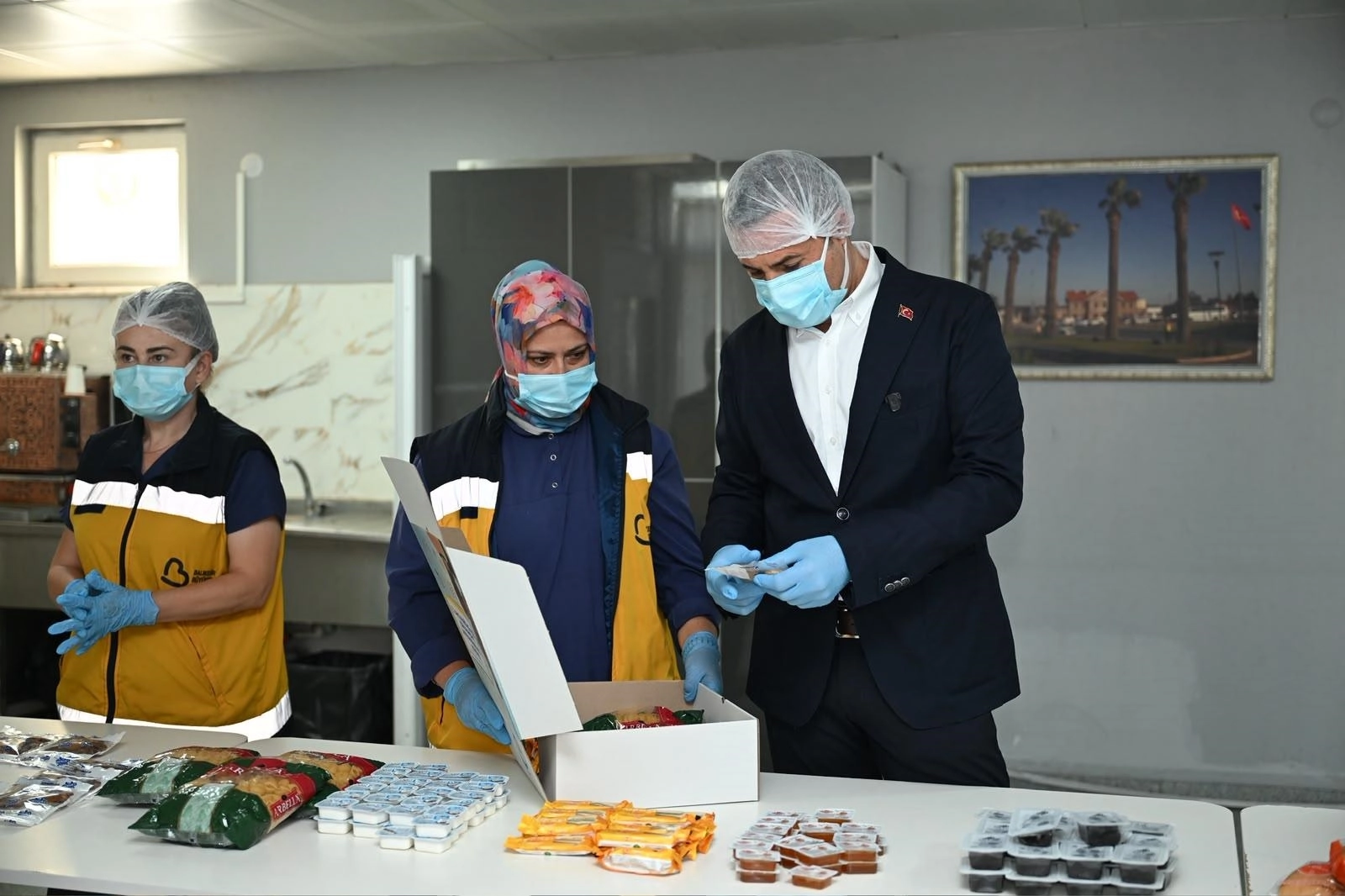 Balıkesir&rsquo;de &ouml;ğrencilere beslenme paketi desteği