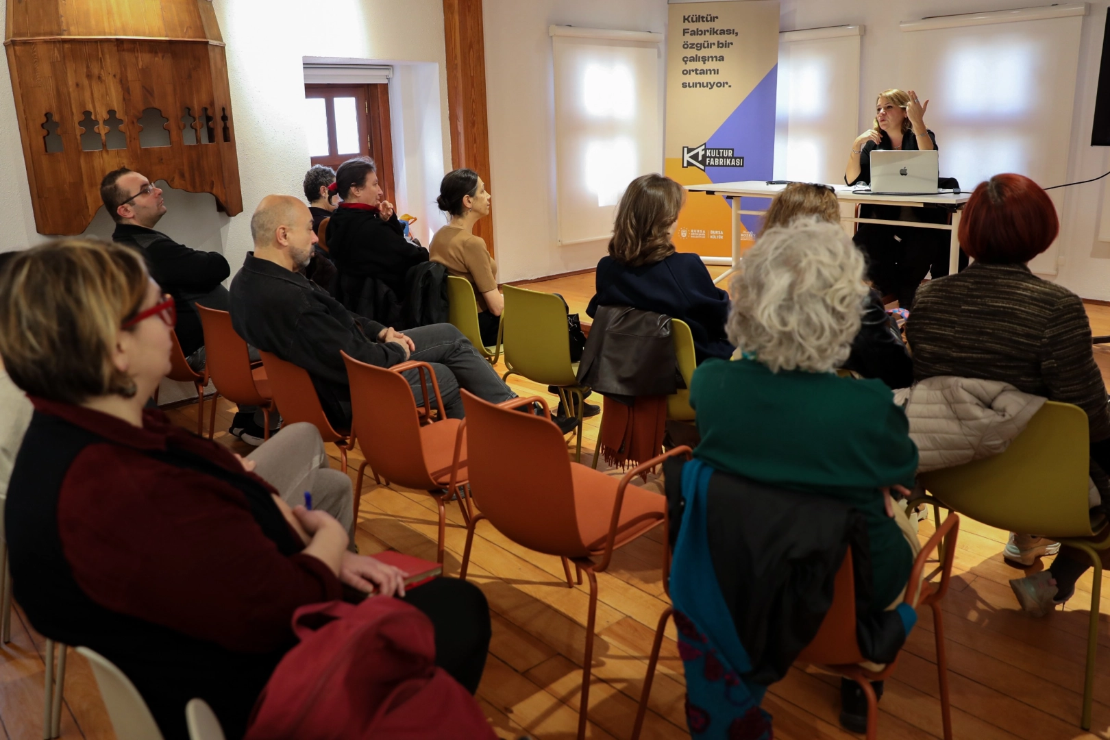 Bursa'da sanat ve d&uuml;ş&uuml;ncenin ışığında sevgi konuşuldu